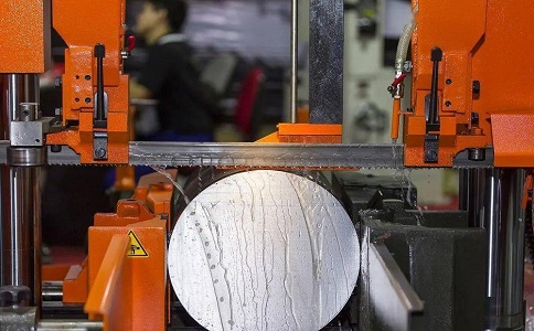 罗定立式金属带锯床切削出现跑带故障解决方法！